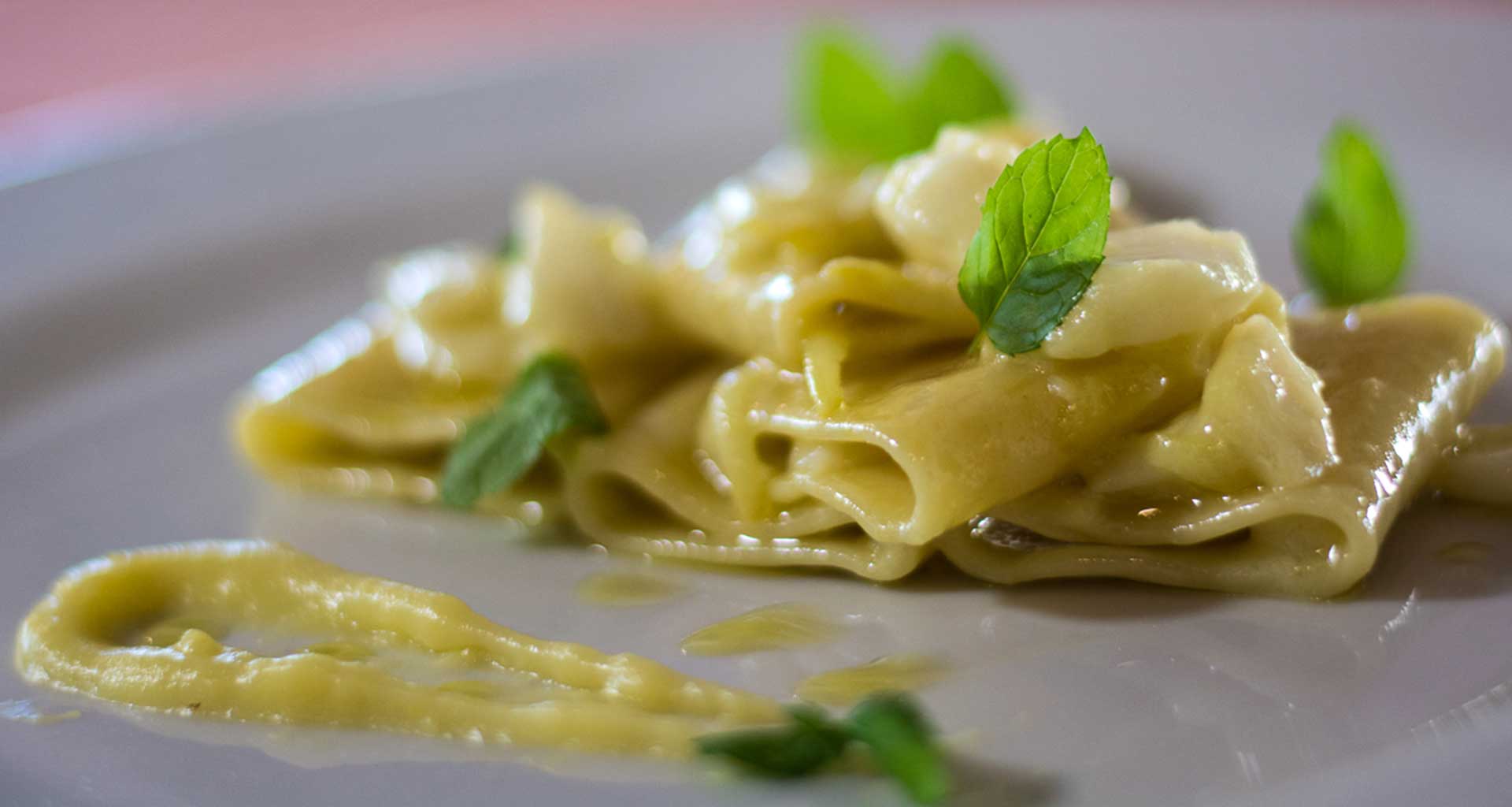 Paccheri allo stock su vellutata di patate di Avezzano, limone menta